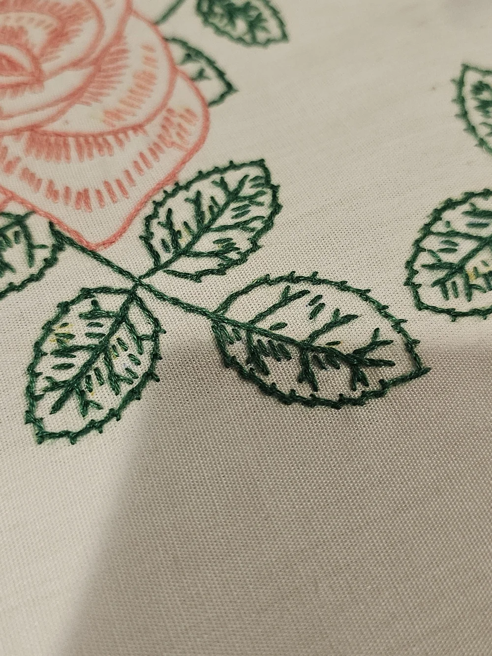 Embroidered Rose Table Runner in Pink and Green With 2 Matching Pillow Cases